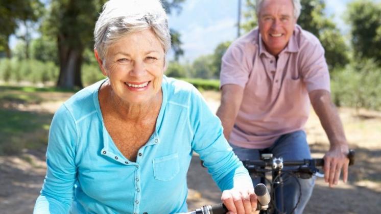 Camminare e andare in bici fa bene al cuore degli anziani