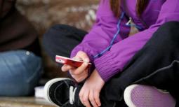 Ecco l'identikit degli adolescenti italiani: tra tecnologia, alcol e cannabis