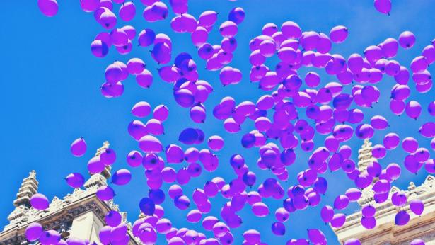 Palloncini viola nelle piazze contro la fibromialgia