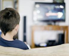 Guardare troppa TV da bambini fa male alle ossa