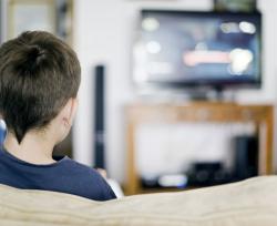 Guardare troppa TV da bambini fa male alle ossa