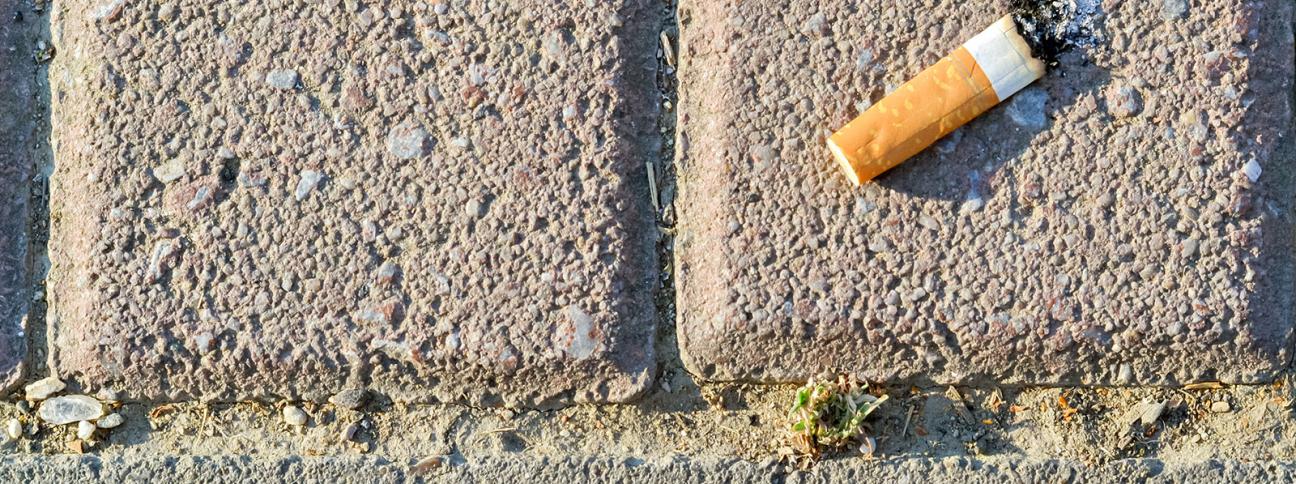 I mozziconi di sigaretta danneggiano l’ambiente e la salute