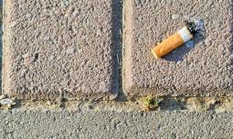 I mozziconi di sigaretta danneggiano l’ambiente e la salute