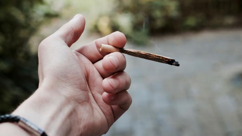 Come fumare hashish o marijuana senza tabacco? 