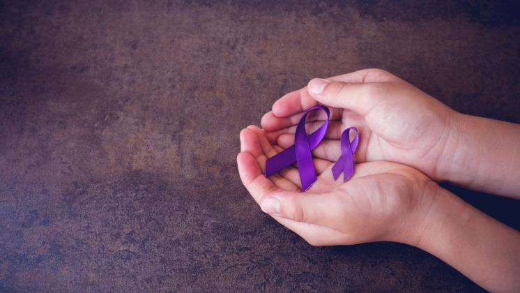 Le piazze si tingono di viola contro la fibromialgia