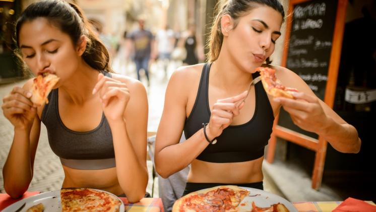 Mangiare senza ingrassare: svelato il segreto dei sempre magri