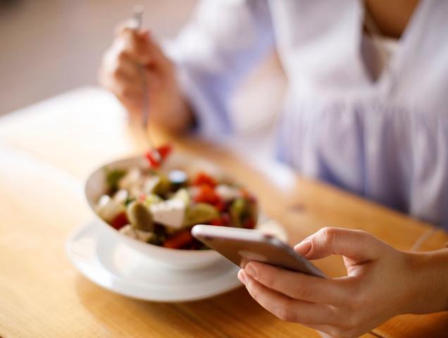 Smartphone a tavola: quali conseguenze?