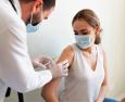 Rischio trombosi con vaccino AstraZeneca: i sintomi sospetti 