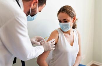 Rischio trombosi con vaccino AstraZeneca: i sintomi sospetti 