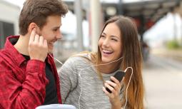 Smartphone, cuffiette ed Mp3: come l’udito dei teenager rischia di ammalarsi