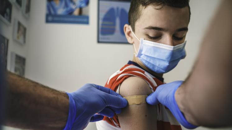 Vaccini e adolescenti: le risposte ai dubbi più frequenti