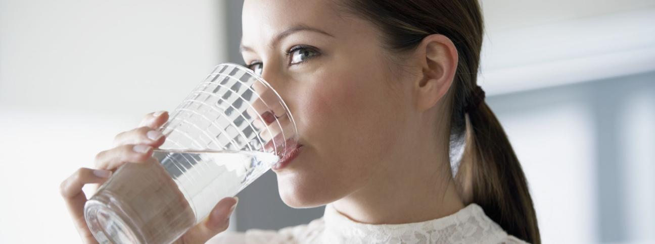 A Natale il buon appetito si accompagna con un bicchier d'acqua