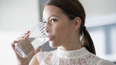 a natale il buon appetito si accompagna con un bicchier d acqua