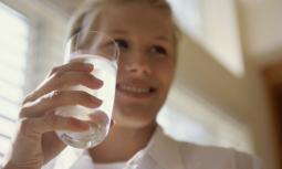 Acqua e salute: quanta acqua dobbiamo bere ogni giorno?