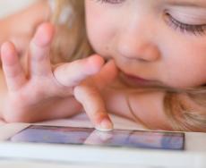 Bambini dipendenti dai tablet già in tenera età