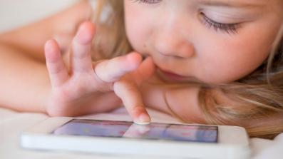 bambini dipendenti dai tablet gia in tenera eta