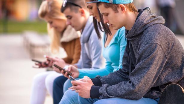 Cellulari e smartphone: che uso ne facciamo e quanto soffriamo se vanno persi?