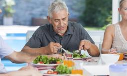 Estate: qual è l'alimentazione adatta agli anziani?