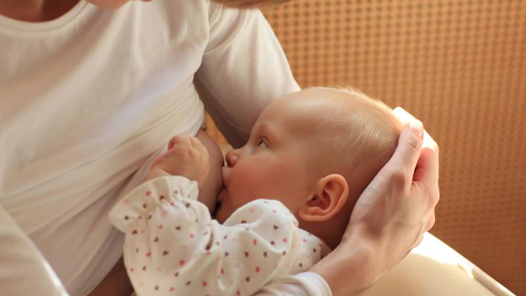 I benefici del latte materno per mamma e bambino