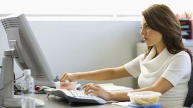 pausa pranzo davanti al computer una dannosa e dilagante abitudine