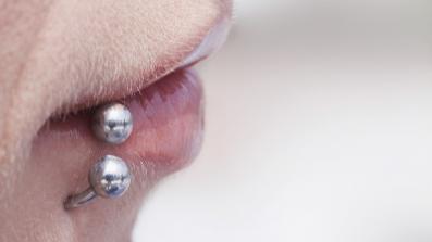 piercing tra rischio e accessorio di bellezza