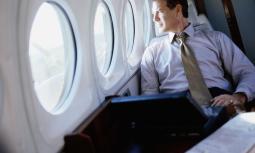 Viaggi in aereo: cefalea, mal d'orecchio e sindrome da classe economica