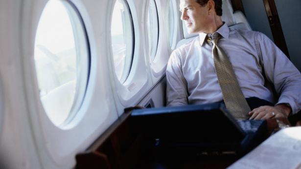 Viaggi in aereo: cefalea, mal d'orecchio e sindrome da classe economica